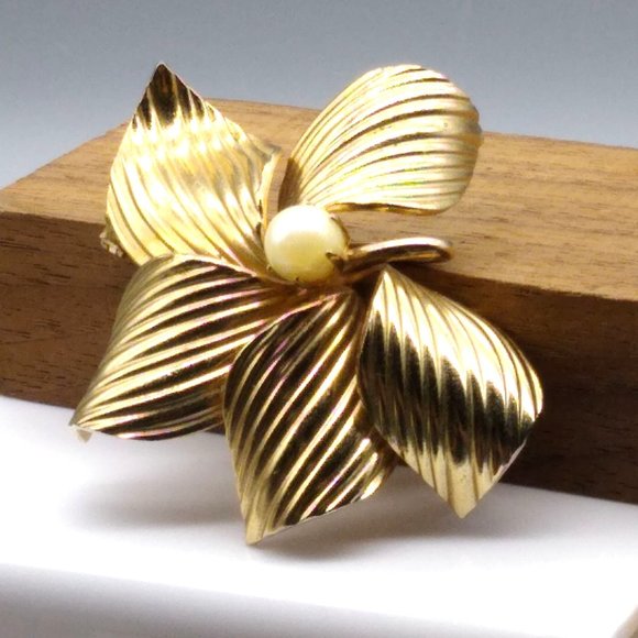 Vintage Golden Flower Brooch with Ridged Petals and Elegant Pearl Center, Modern - Picture 1 of 4